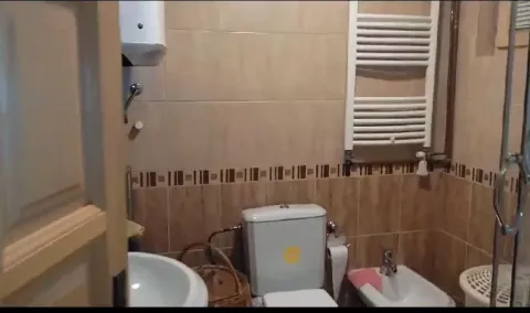 Kupatilo sa pločicama u toplim tonovima, bideom, toaletom i sušačem za peškire. - image 9