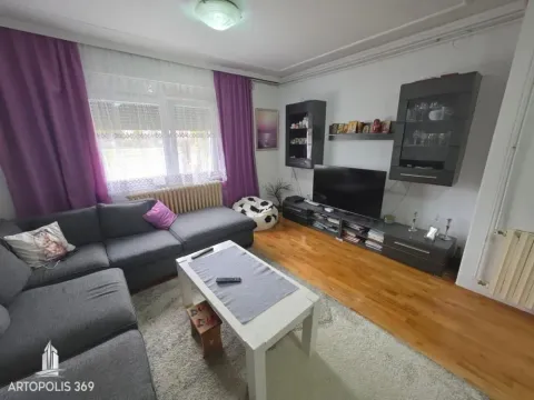 Dnevna soba sa ugaonom garniturom, TV-om i belim stočićem. - image 4
