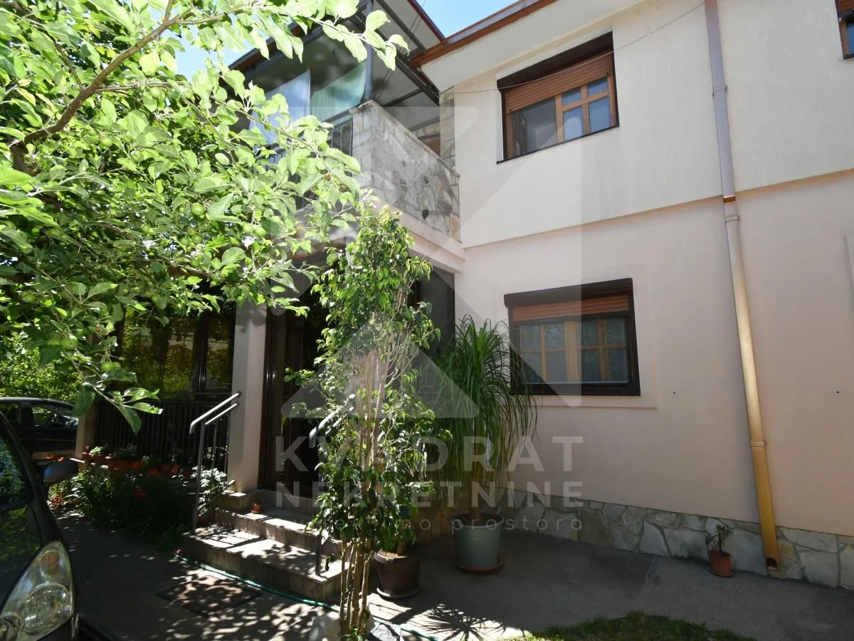Prodaja, kuća, 302m², Zlatica, Podgorica