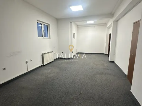Izdavanje, kuća, 360m², Momišići, Podgorica - image 15