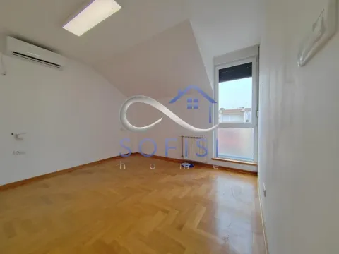 Izdavanje, četvorosoban stan, 147m², Centar, Novi Sad - image 12