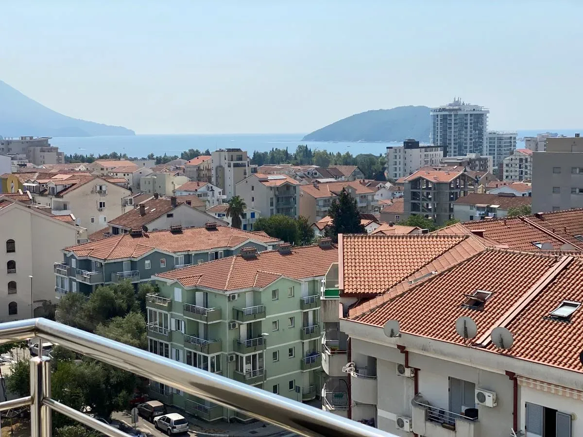 Pogled na grad i more sa terase.