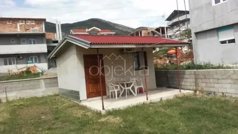 Manji prizemni objekat sa natkrivenom terasom u dvorištu. - image 2