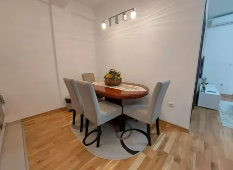 Trpezarija sa drvenim stolom i tapaciranim stolicama. - image 5