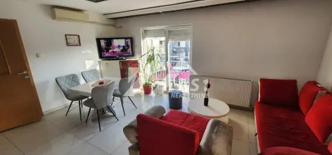 Dnevna soba sa garniturom, trpezarijskim delom i izlazom na terasu. - image 5