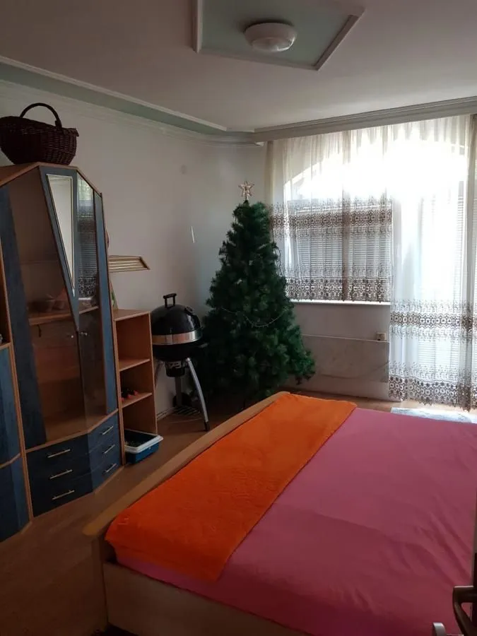 Izdavanje, četvorosoban stan, 160m², Galenika, Beograd
