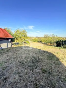 Pogled na dvorište i okolnu prirodu sa pomoćnim objektom. - image 16