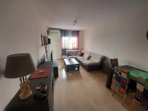 Izdavanje, jednosoban stan, 47m², City Kvart, Podgorica - image 1