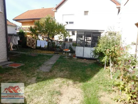 Dvorište kuće sa travnjakom, drvećem i pomoćnim objektom. - image 5