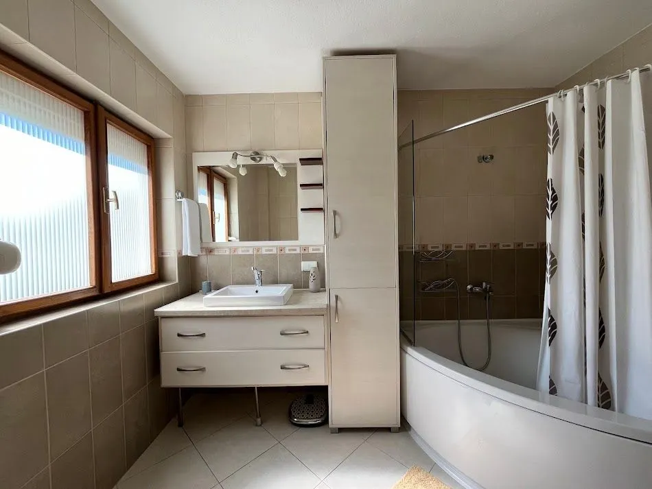 Rent, house, 200m², Tološi, Podgorica