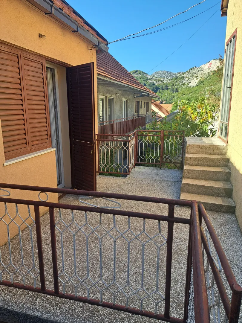 Rent, two bedroom apartment, 68m², Cetinje, Crna Gora