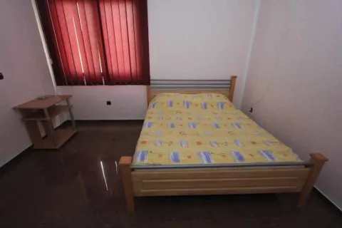 Jednostavna spavaća soba sa bračnim krevetom. - image 17