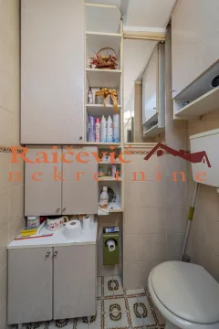 Manje kupatilo sa ugradnim ormarićima, WC šoljom i ogledalom. - image 10
