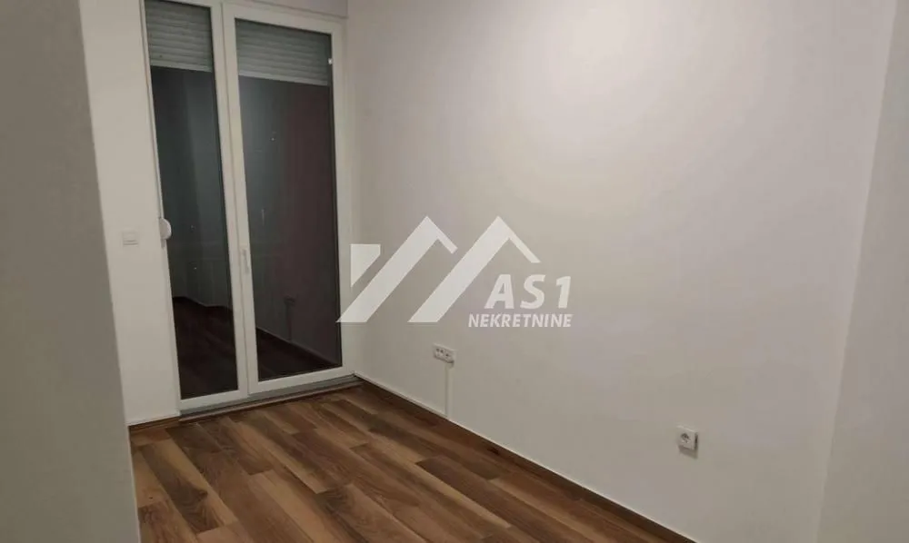 Izdavanje, četvorosoban stan, 100m², Stari grad, Novi Sad