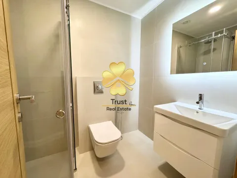 Moderno opremljeno kupatilo sa tuš kabinom i umivaonikom. - image 7