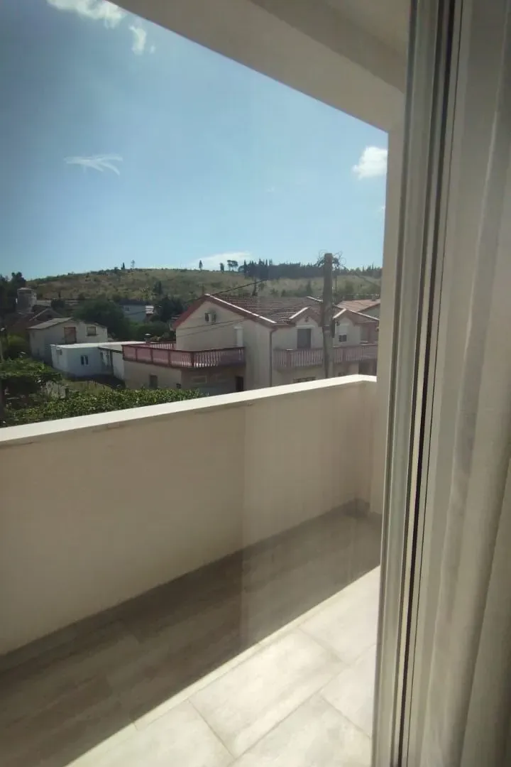Izdavanje, trosoban stan, 100m², Zagorič, Podgorica