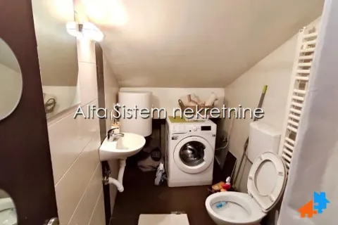 Manje kupatilo sa lavaboom, wc šoljom i veš mašinom pod kosim krovom. - image 20