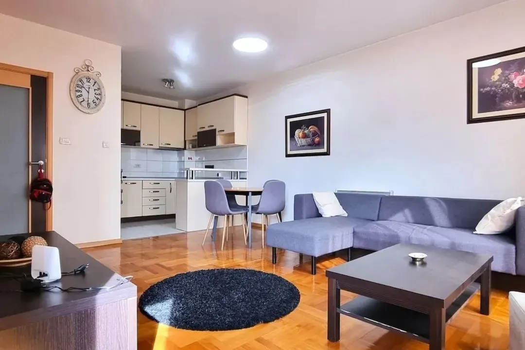 Izdavanje, trosoban stan, 82m², Pobrežje, Podgorica