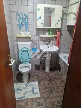 Manje kupatilo sa wc šoljom, umivaonikom i kadom obloženo pločicama. - image 8