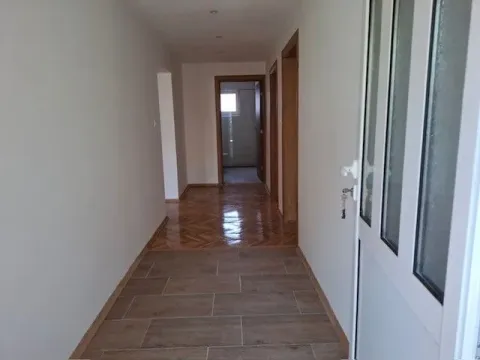 Izdavanje, dvosoban stan, 100m², Zlatica, Podgorica - image 4