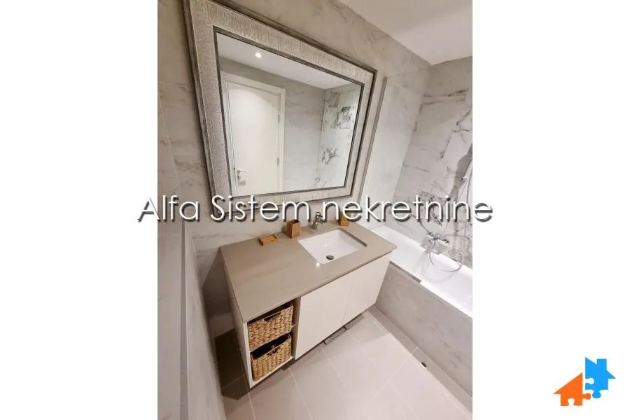 Izdavanje, trosoban stan, 83m², Savski Venac, Beograd