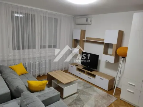 Dnevna soba sa ugaonom garniturom, TV komodom i velikim prozorom. - image 9