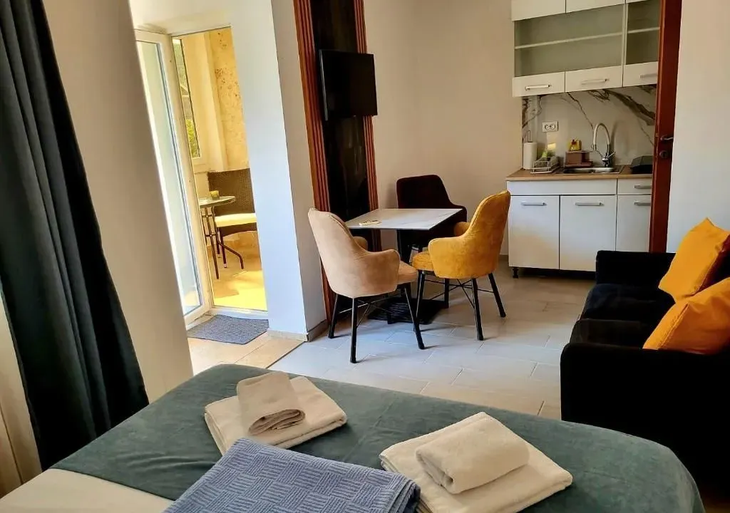 Izdavanje, dvosoban stan, 70m², Lastva Grbaljska, Kotor