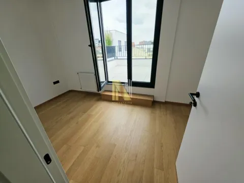 Prazna soba sa parketom i izlazom na terasu. - image 6