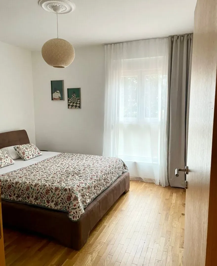 Izdavanje, dvosoban stan, 87m², Malo Brdo, Podgorica