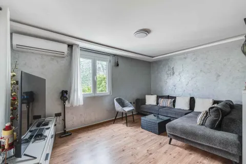 Dnevna soba sa ugaonom garniturom, TV-om i klima uređajem. - image 3
