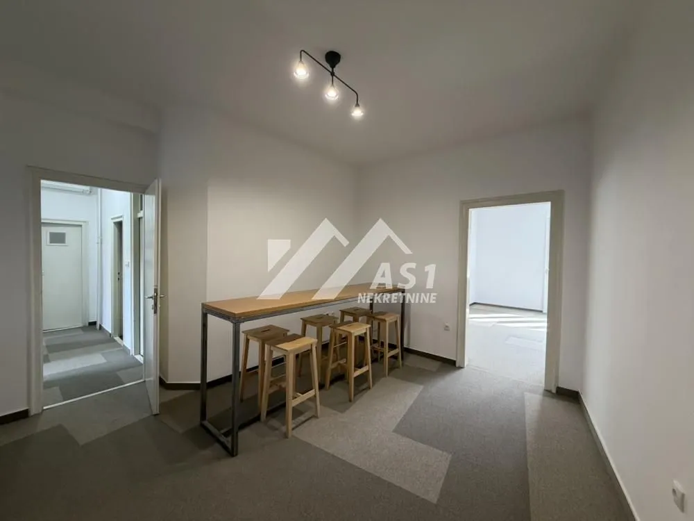 Izdavanje, četvorosoban stan, 120m², Novi Sad Sve Podlokacije, Novi Sad