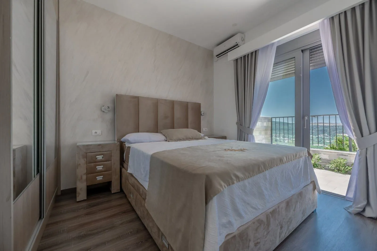 Furnished bedroom with a double bed and access to the terrace.
