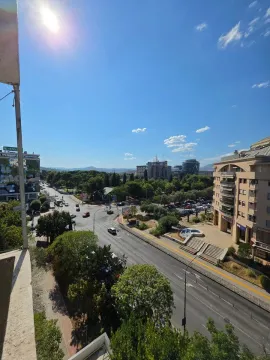 Pogled sa terase na gradsku ulicu i okolne zgrade. - image 10
