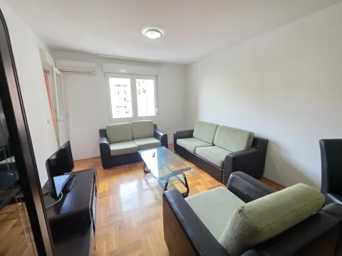 Dnevna soba sa garniturom za sedenje, stočićem i televizorom. - image 4