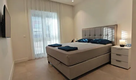 Moderna spavaća soba sa bračnim krevetom, noćnim stočićem i izlazom na terasu. - image 5