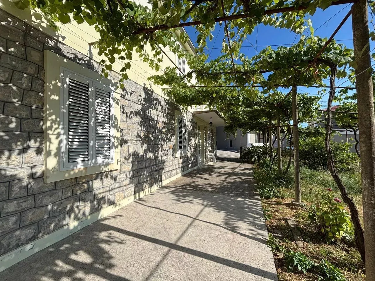 Izdavanje, dvosoban stan, 65m², Tivat, Crna Gora