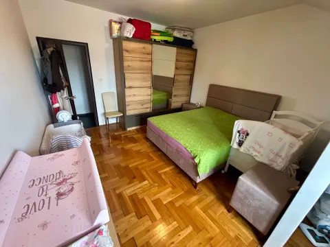 Namještena spavaća soba sa bračnim krevetom, ormarom i dječijim krevetcem. - image 8