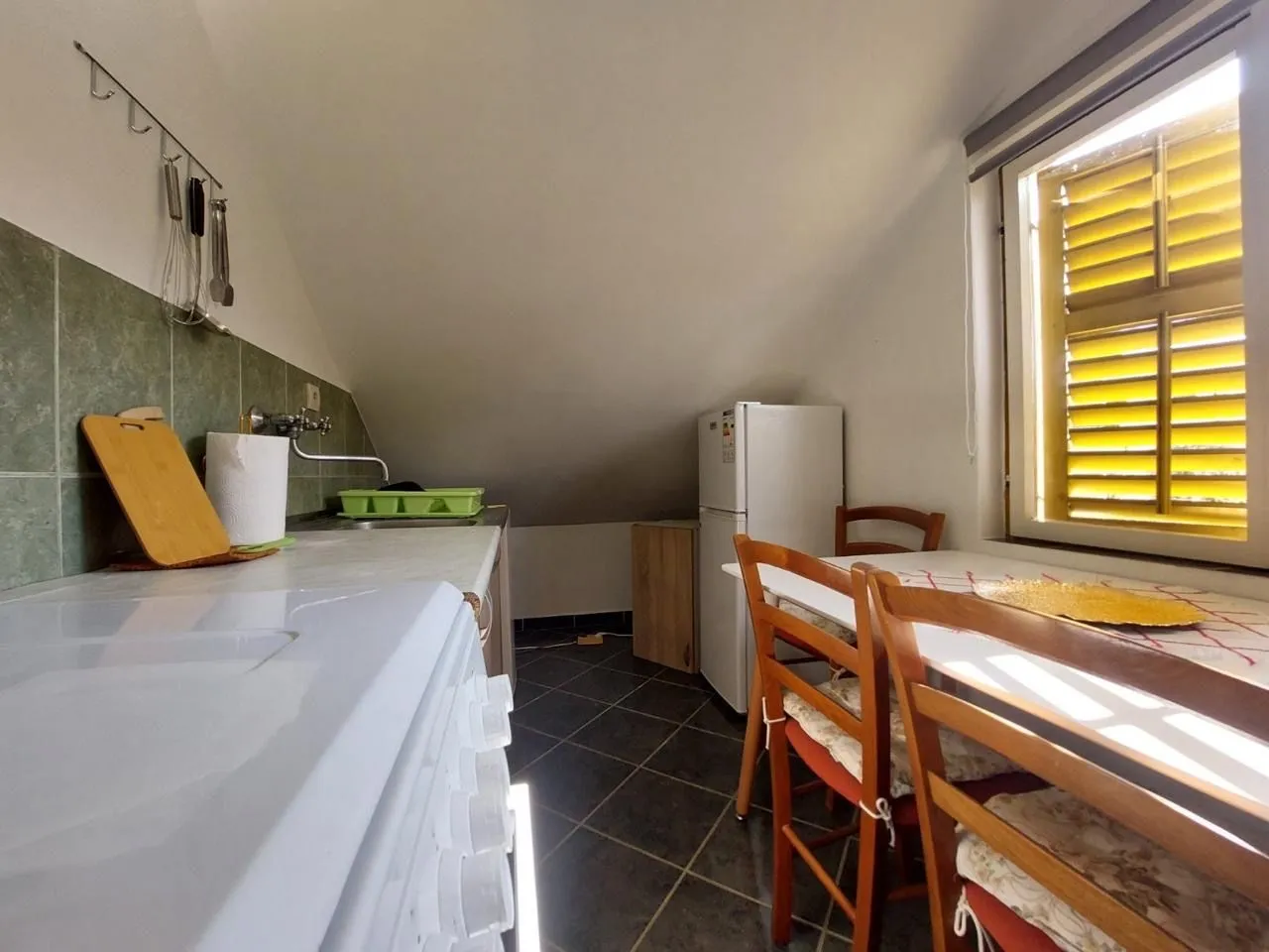 Izdavanje, dvosoban stan, 80m², Kalimanj, Tivat