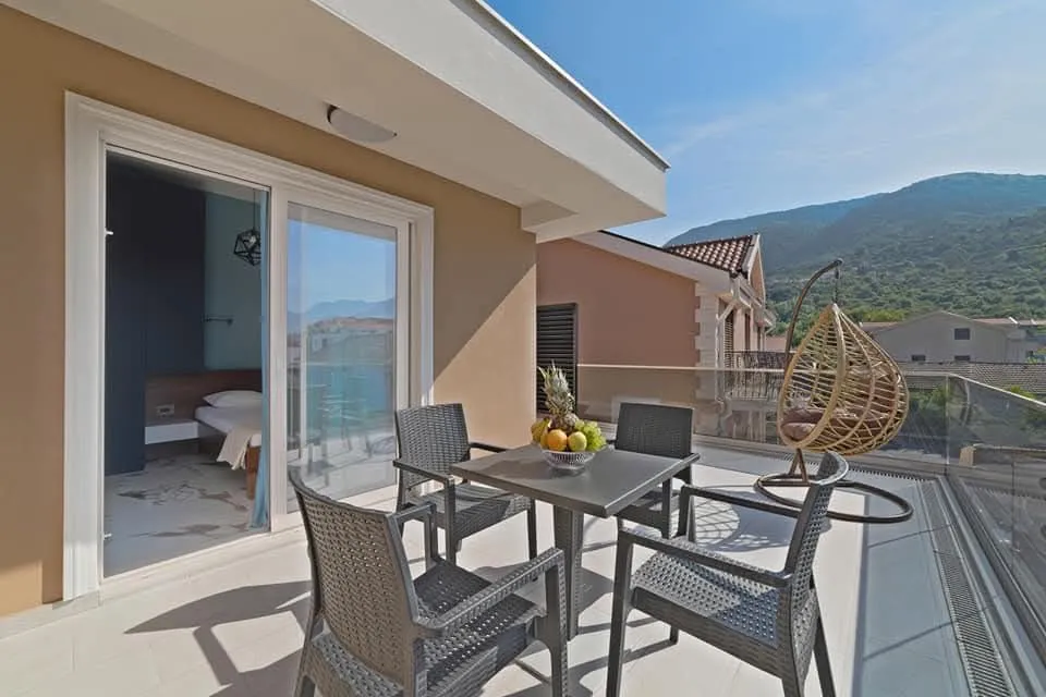 Izdavanje, dvosoban stan, 50m², Centar, Tivat