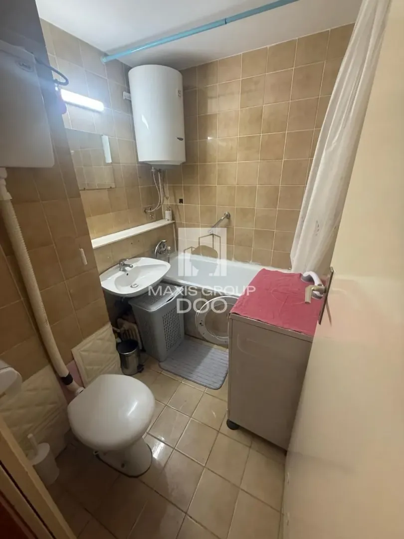 Manje kupatilo sa kadom, umivaonikom, wc šoljom i bojlerom.