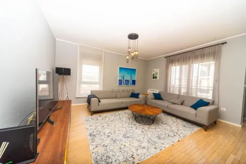 Izdavanje, trosoban stan, 95m², Dalmatinska ulica, Podgorica - image 12