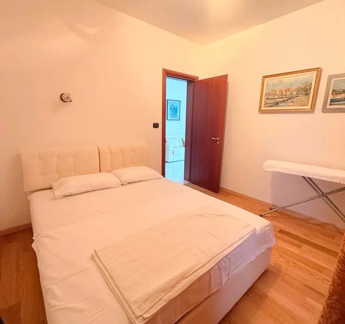 Izdavanje, dvosoban stan, 85m², Rafailovići, Budva