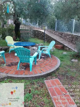 Bašta sa garniturom za sjedenje i stazom u dvorištu. - image 4