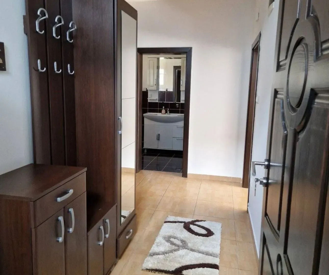 Izdavanje, dvosoban stan, 118m², Tološi, Podgorica