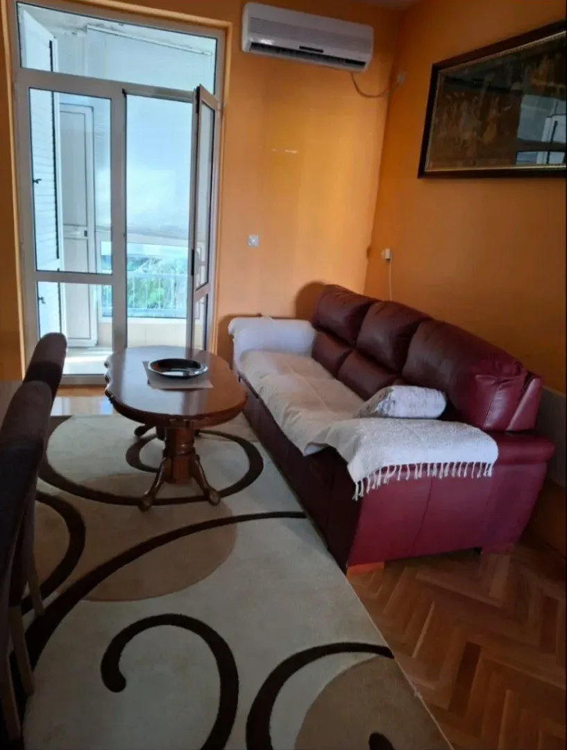 Izdavanje, dvosoban stan, 77m², Centar, Tivat