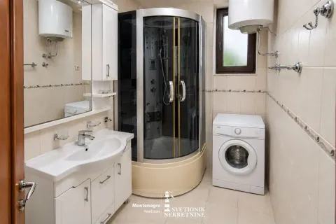 Kompaktno opremljeno kupatilo sa tuš kabinom, umivaonikom i veš mašinom. - image 7