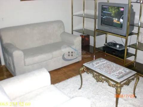 Dnevna soba sa garniturom za sedenje, televizorom i stočićem. - image 4