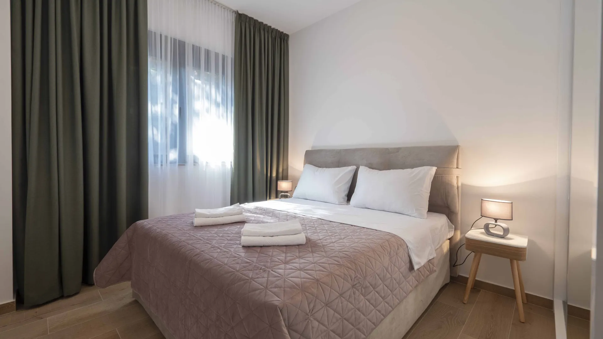 Izdavanje, dvosoban stan, 80m², Gospoština, Budva