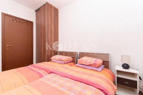 Spavaća soba sa bračnim krevetom, plakarom i noćnim stočićem. - image 7