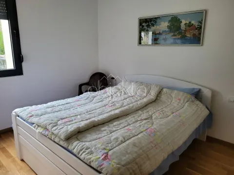 Spavaća soba sa bračnim krevetom i prozorom. - image 6